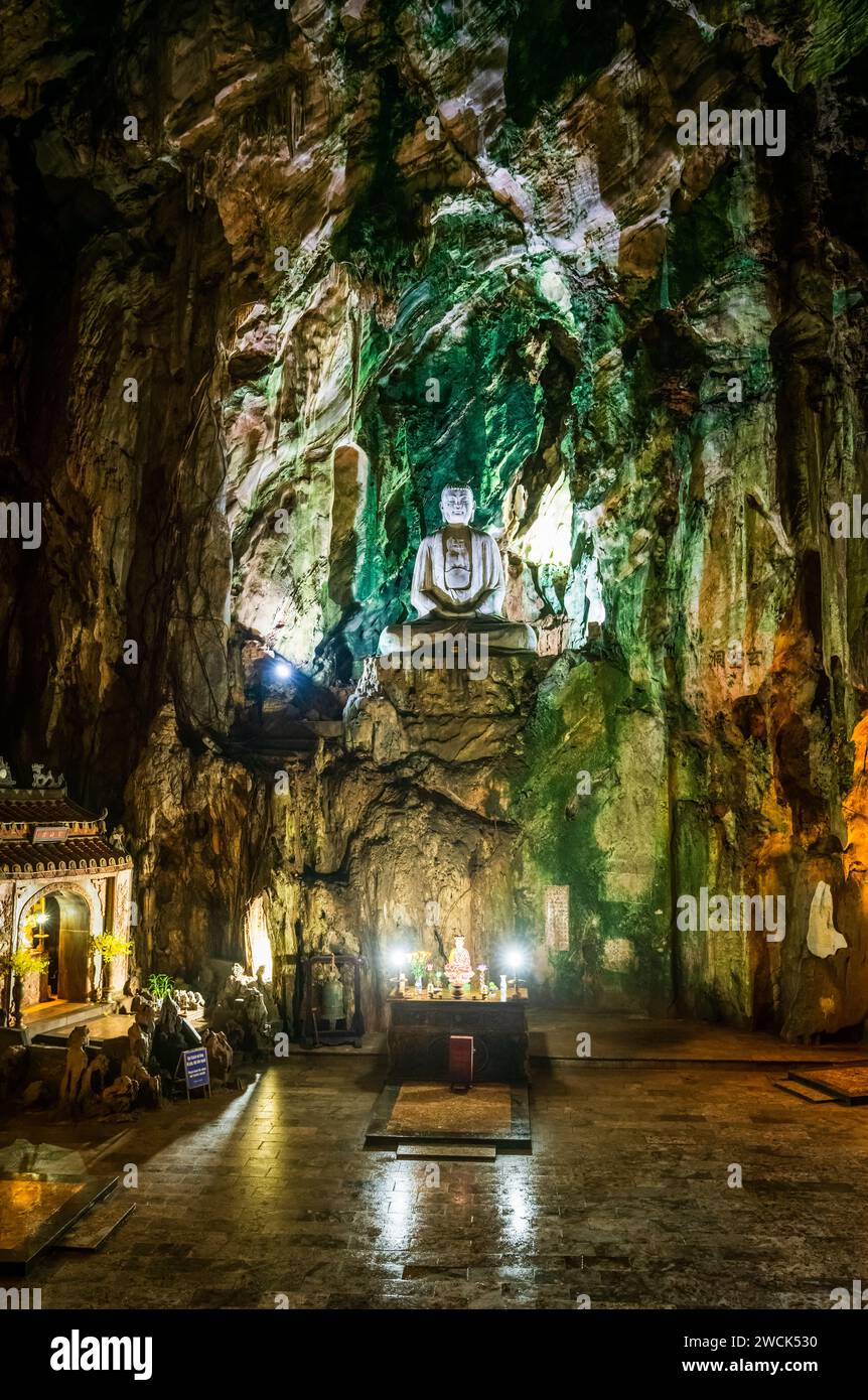 Statua di Buddha nella grotta di Huyen Khong sulla montagna di marmo in Vietnam Foto Stock