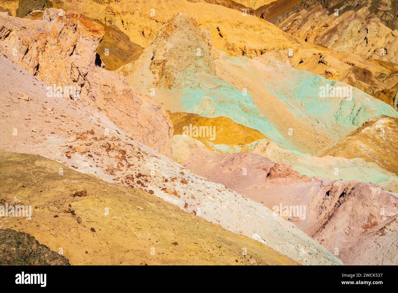 Vista panoramica di Artist Palette, colline ricoperte di colorati depositi vulcanici nel Death Valley National Park, California Foto Stock