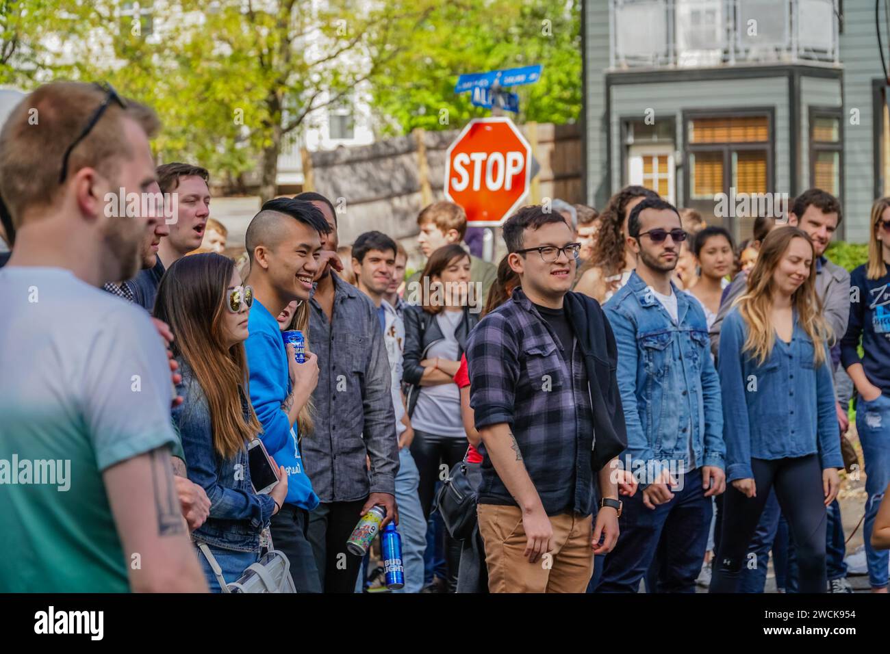 Somerville, ma, US-13 maggio 2018: Festa locale di musica, Porchfest attrae la folla nei quartieri di tutta la città per ascoltare la musica locale. Foto Stock