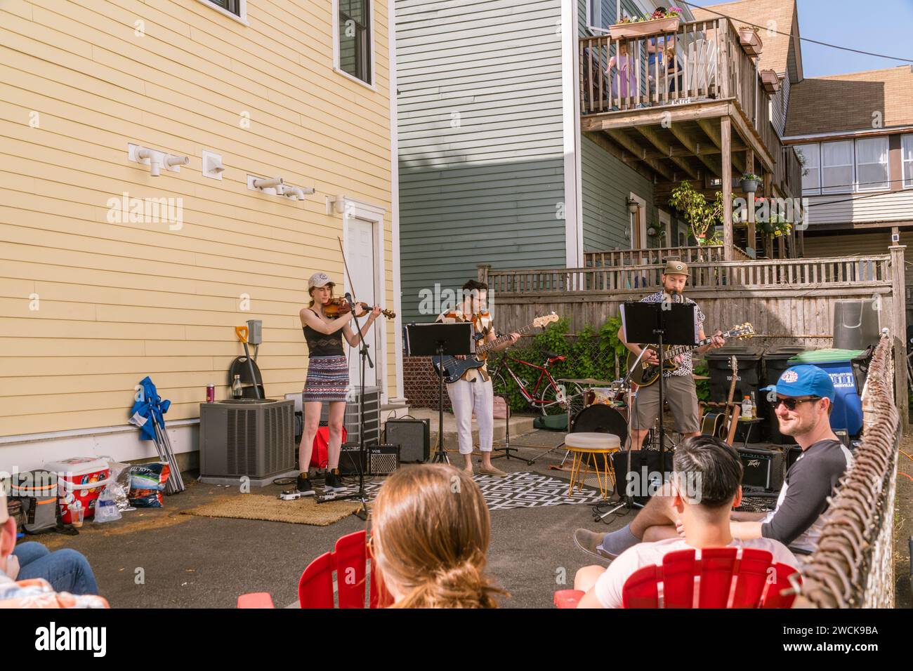 Somerville, ma, US-13 maggio 2018: Festa locale di musica, Porchfest attrae la folla nei quartieri di tutta la città per ascoltare la musica locale. Foto Stock Somerville, ma, US-13 maggio 2018: Festa locale di musica, Porchfest attrae la folla nei quartieri di tutta la città per ascoltare la musica locale. Foto Stock