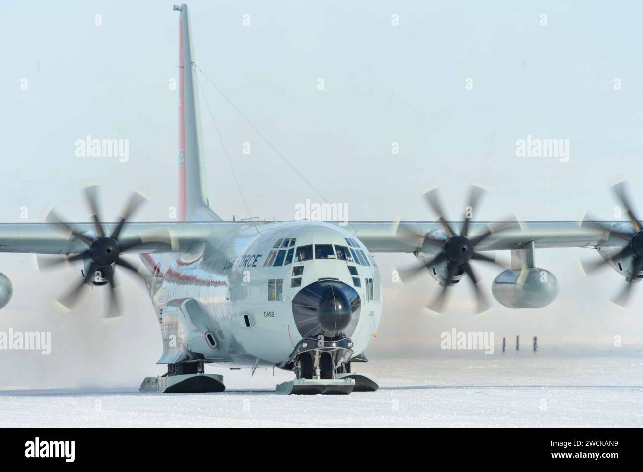 Un taxi aereo Hercules attrezzato con sci lungo una pista di ghiaccio sulla neve compatta presso la stazione McMurdo, Antartide, 4 febbraio 2023. Foto Stock