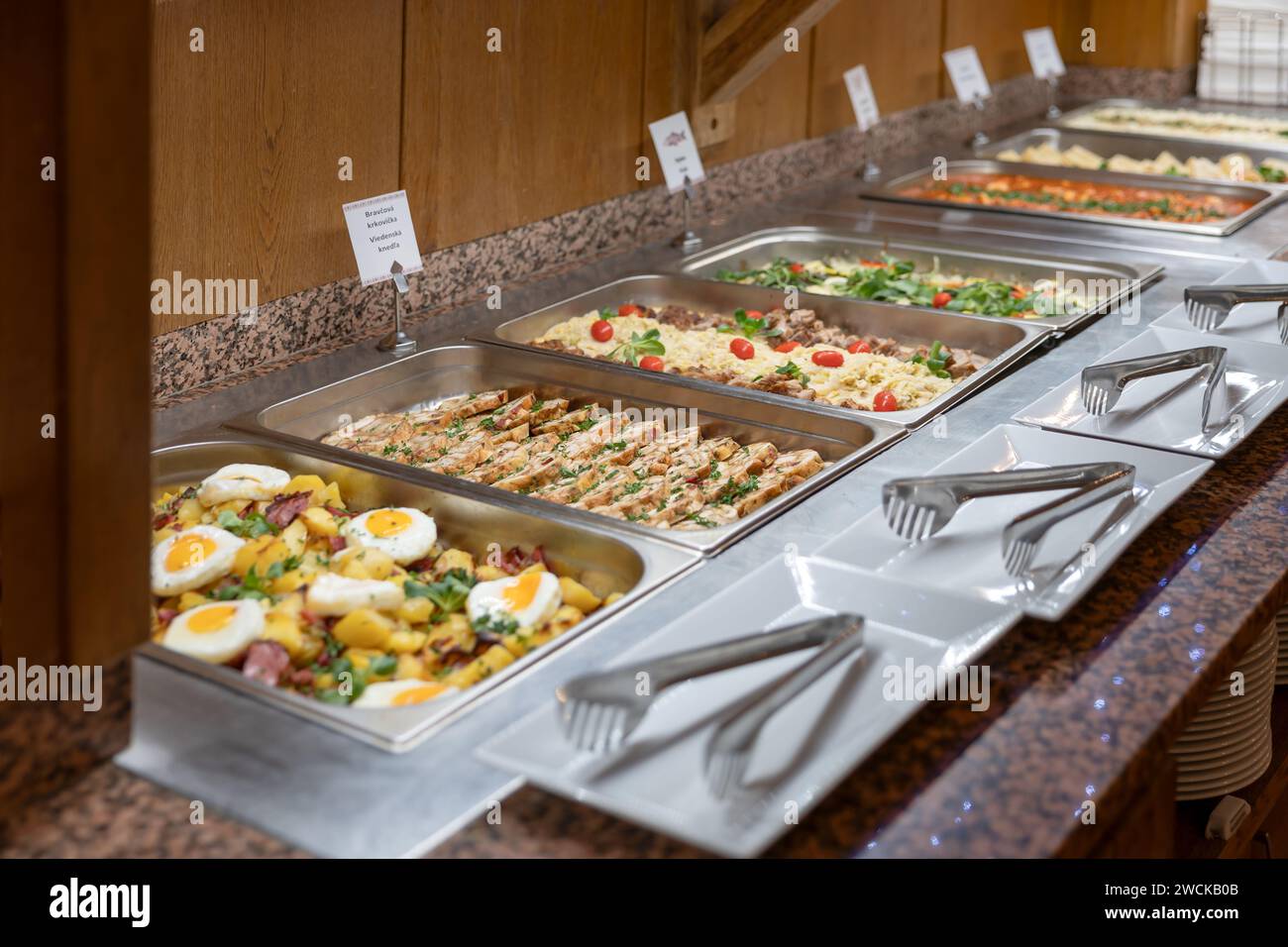 Cibo delizioso al tavolo a buffet del ristorante. Foto Stock