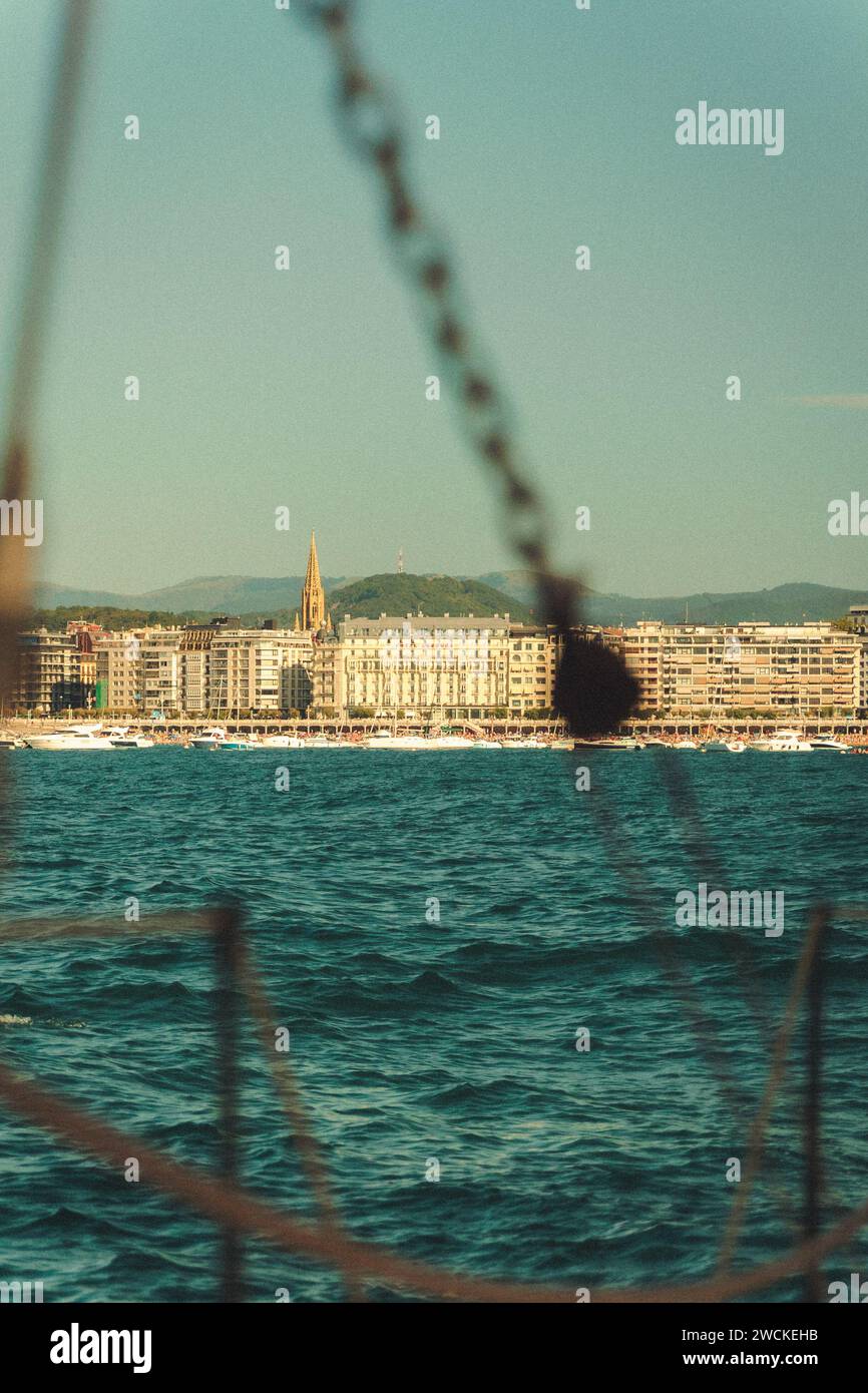 Una pittoresca cittadina vista dal lungomare Foto Stock