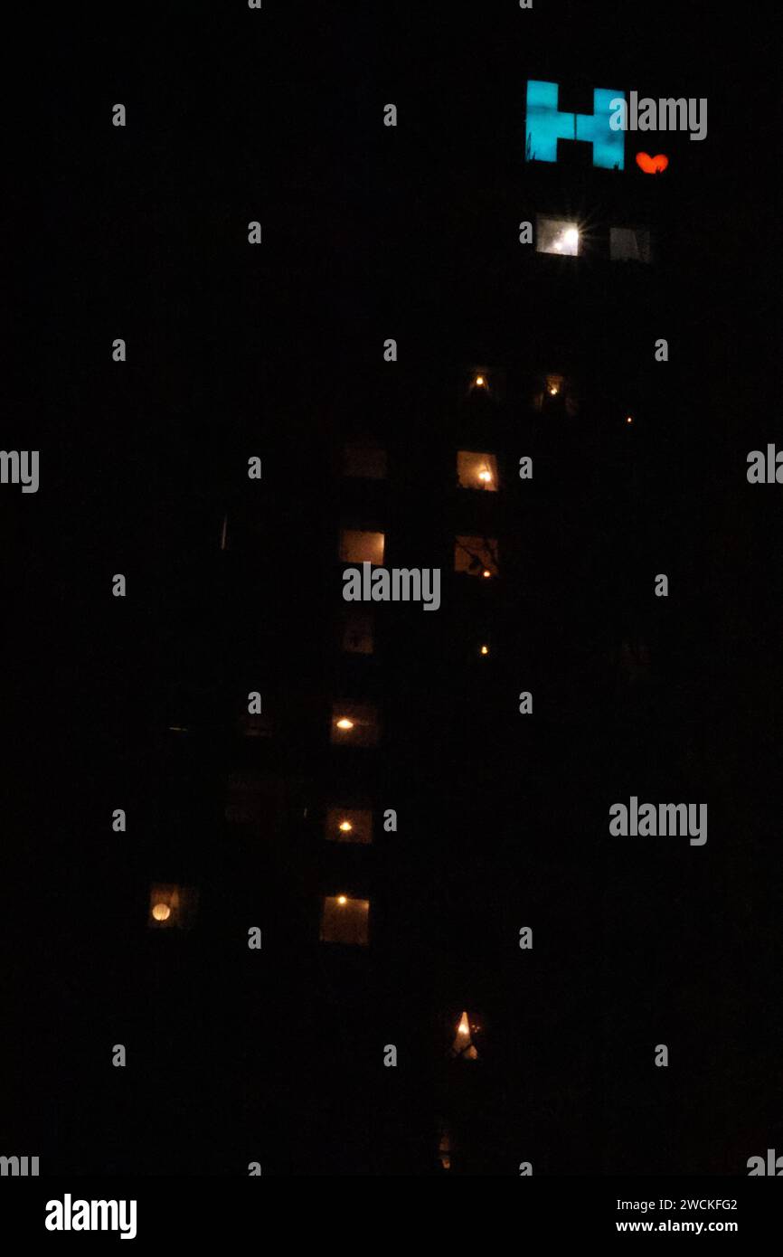 Huddinge Shopping Centre, un sobborgo appena a sud di Stoccolma, Svezia. Il cartello con il cuore sull'alto edificio può essere visto da lontano. Foto Stock