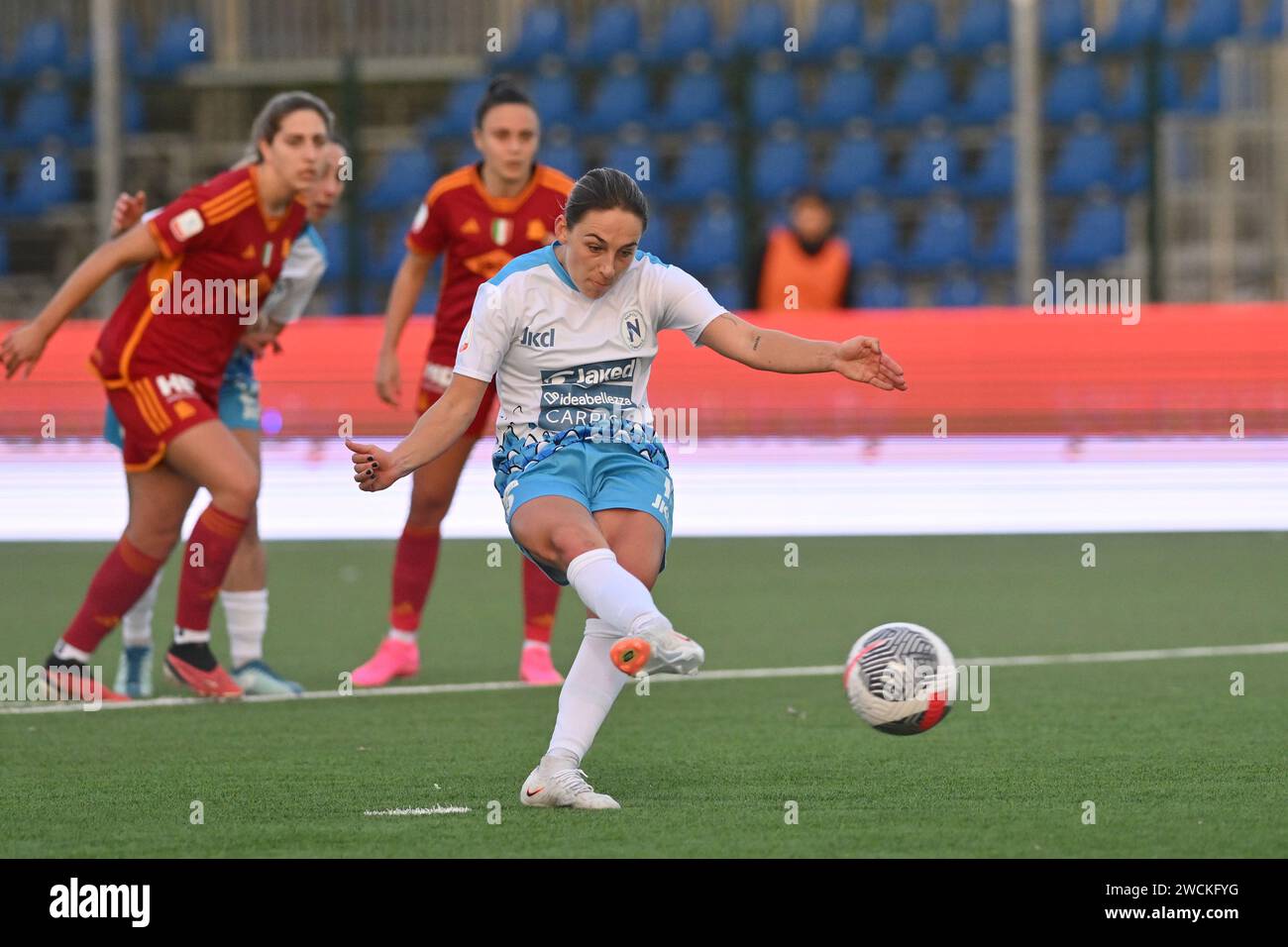 Napoli,Italia,16 gennaio,2024 converte il calcio di rigore - Macth Coppa Italia femminile tra Napoli femminile vs AS Roma Credit:Agostino Gemito/ Alamy Live News Foto Stock