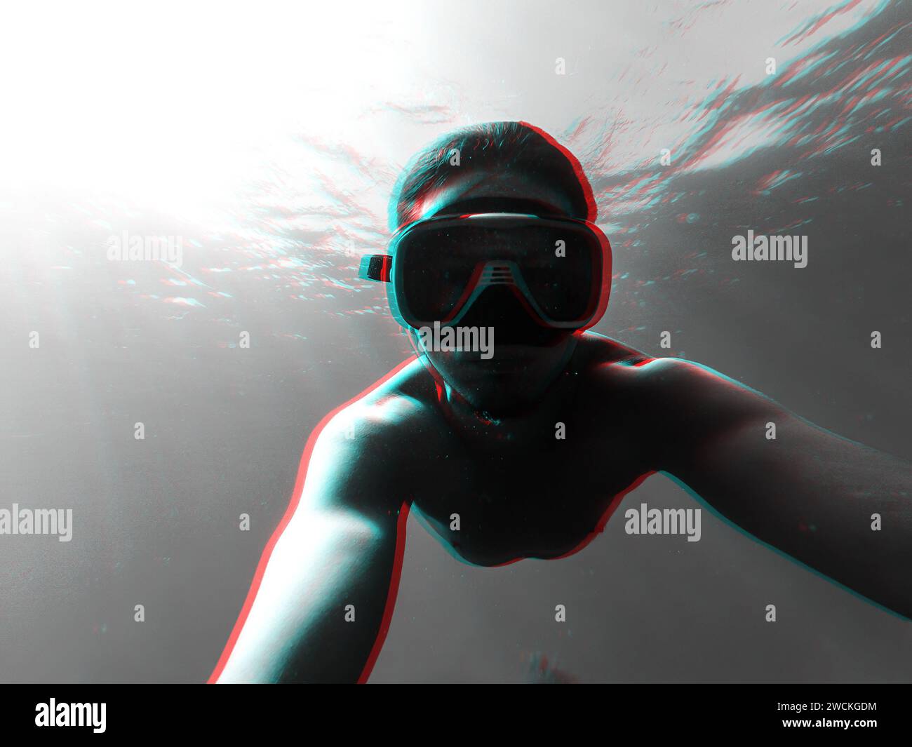 il subacqueo maschile nuota sott'acqua con una maschera e un boccaglio sta facendo un selfie. Foto in bianco e nero con effetto glitch 3D. Foto Stock