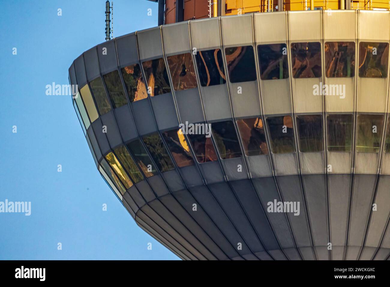 Eines der weit über die Stadtgrenzen sichtbaren Wahrzeichen Nürnbergs ist der Nürnberger Fernmeldeturm, oft auch fälschlicherweise als Fernsehturm bezeichnet. DAS Nürnberger ei ist das höchste Gebäude Bayers und mittlerweile im Besitz der DFMG Deutschen Funkturm GmbH. Leider ist die Aussichtsplattform und das Restaurant Seit Jahrzehnten geschlossen und dadurch nicht für Besucher geöffnet. Nürnberg Bayern Deutschland *** uno dei punti di riferimento di Norimberga che può essere visto ben oltre i confini della città è la Torre delle telecomunicazioni di Norimberga, spesso erroneamente indicata come la Torre della televisione di Norimberga E. Foto Stock