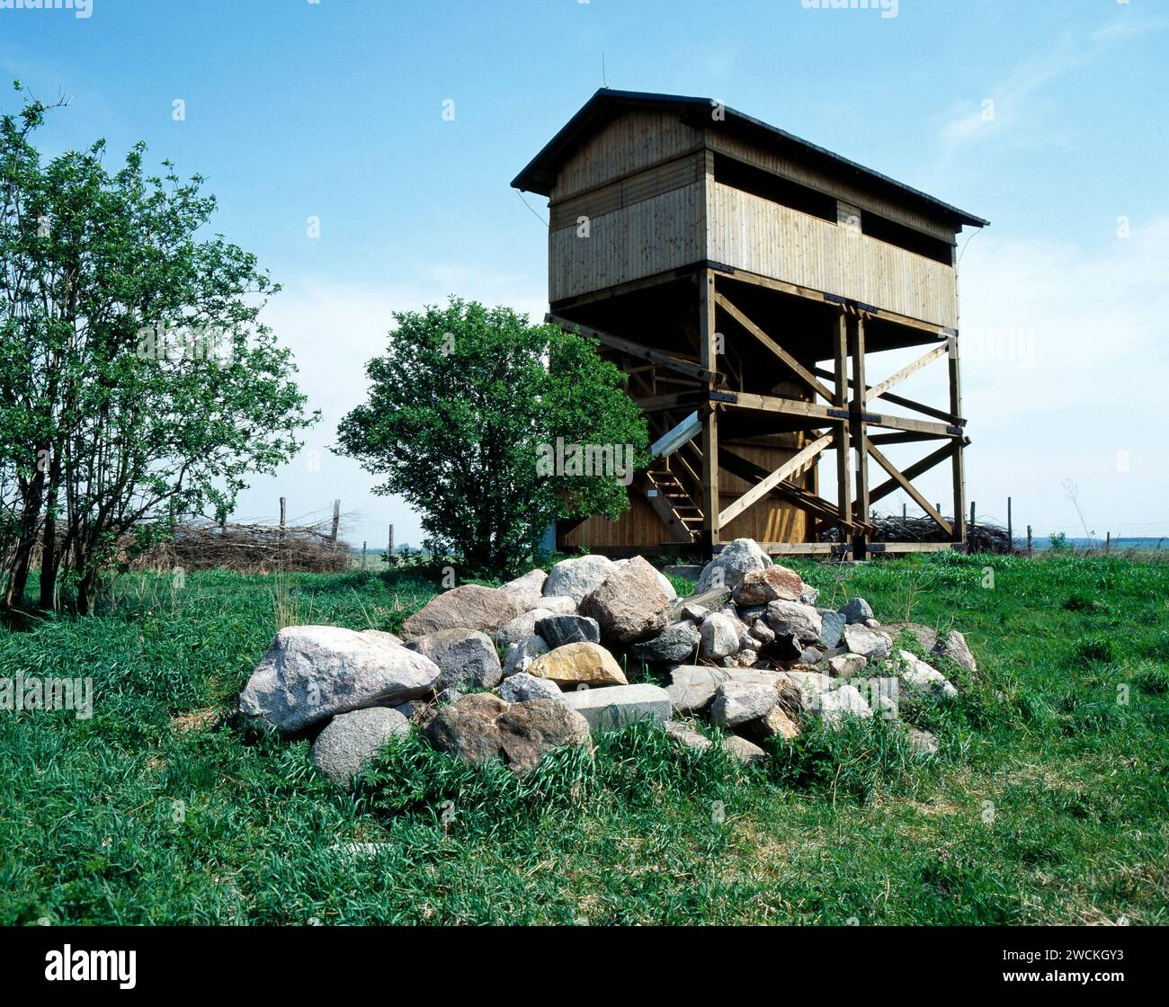 Beobachtungsstand mit Fotoluken im Trappeneinstandsgebiet der Mark Brandenburg Beobachtungsstand *** Stand di osservazione con portelli fotografici nell'area di allevamento brulicante dello stand di osservazione Mark Brandenburg Foto Stock