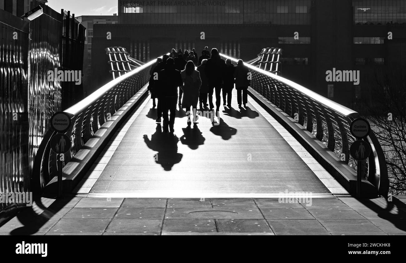 Pedoni sagomati che attraversano la passerella millenaria sul Tamigi, Londra, Inghilterra, Regno Unito . Foto Stock