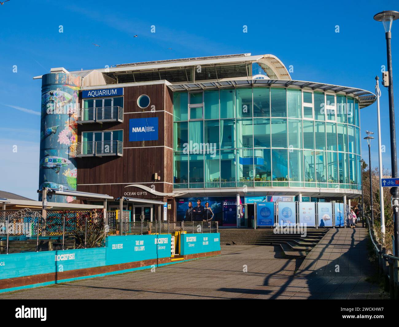 Facciata occidentale dell'acquario marino nazionale, porto di Sutton, Plymouth, sole di gennaio. Foto Stock