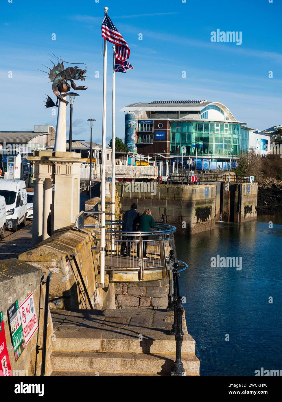 Balcone Mayflower Steps, scultura di gamberi Barbican e National Marine Aquarium di fronte al porto di Sutton, Plymouth Foto Stock