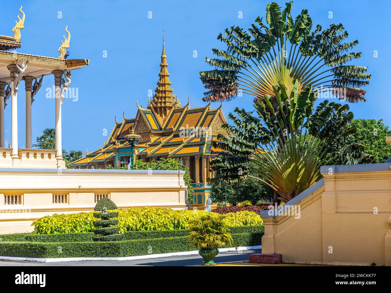 Il Moonlight Pavilion, di fronte alla sala del Trono, con palme a forma di ventaglio, nel Palazzo reale di Phnom Penh, Cambogia Foto Stock