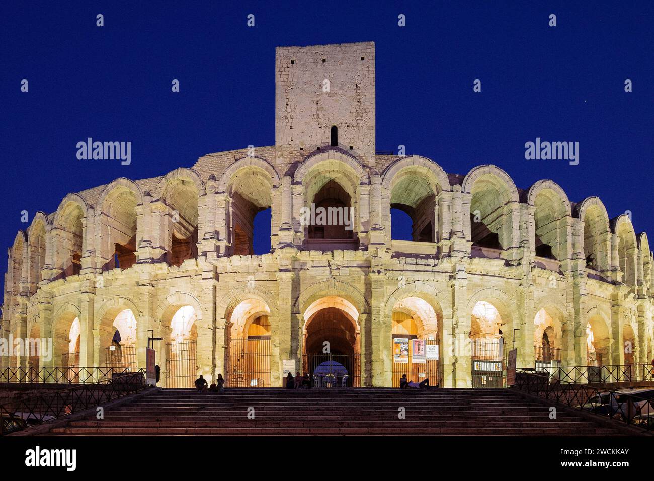 L'Arles Arena, costruita nel i secolo d.C., in una notte d'estate blu. Foto Stock