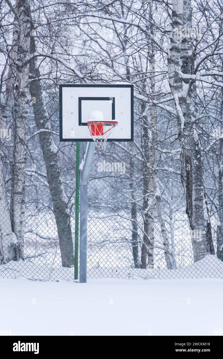 Campo da pallacanestro all'aperto coperto di neve in inverno, Finlandia. Foto Stock