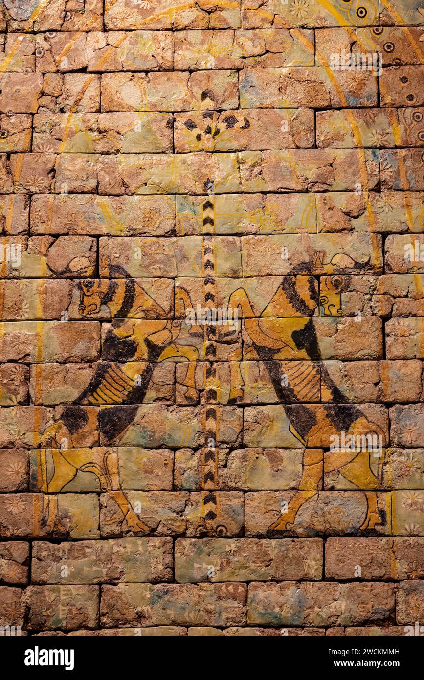 Decorazioni murali in mattoni smaltati dal palazzo Nimrud del re Shalmaneser III , Museo dell'Iraq, Baghdad, Iraq Foto Stock