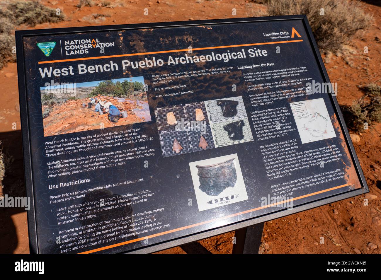 Segui le indicazioni per il West Bench Pueblo, un pueblo pre-ispanico dei nativi americani nel Vermilion Cliffs National Monument in Arizona. Foto Stock