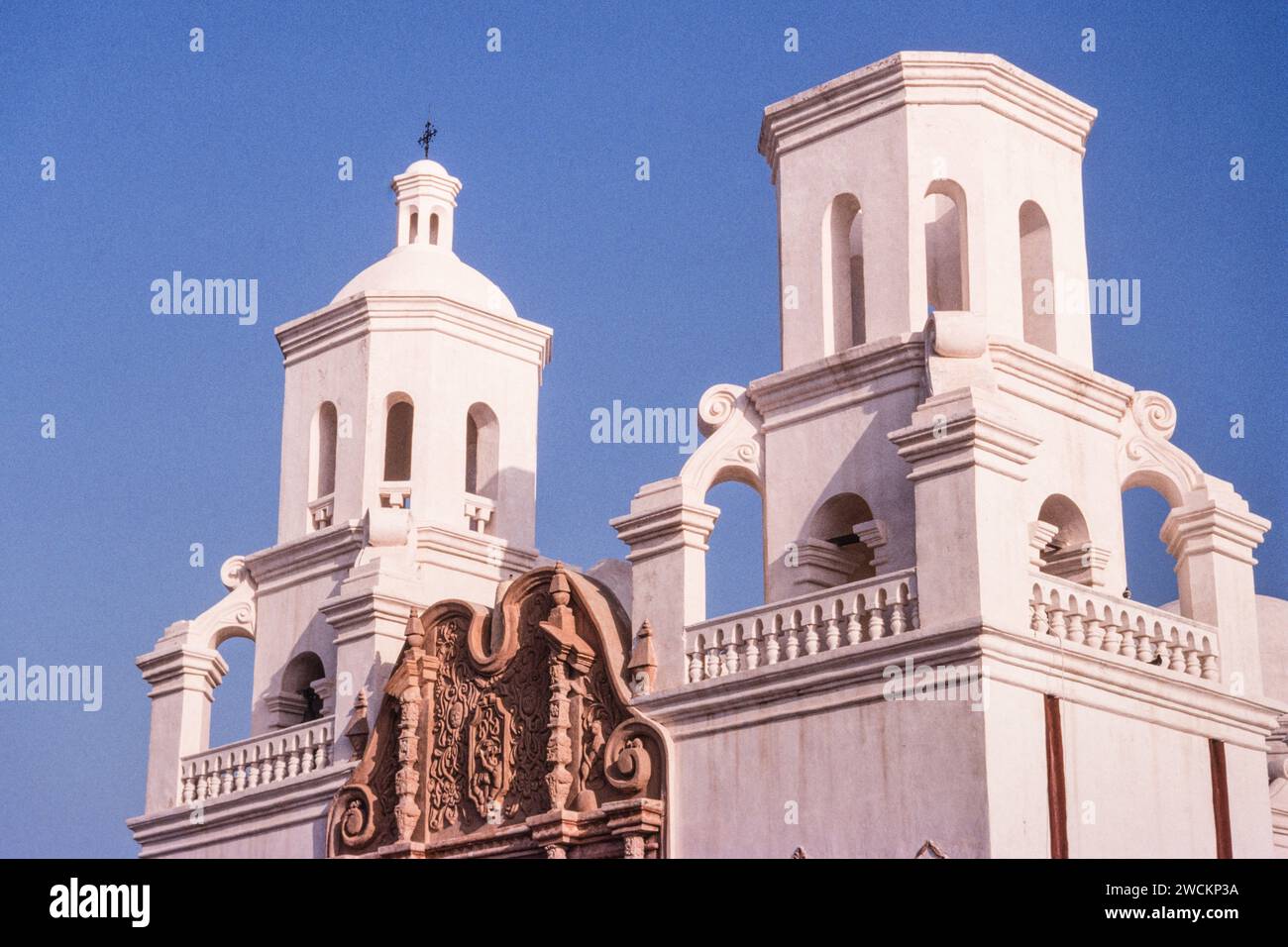 I campanili della missione San Xavier del Bac, Tucson, Arizona. Il campanile orientale non fu mai completato. Foto Stock