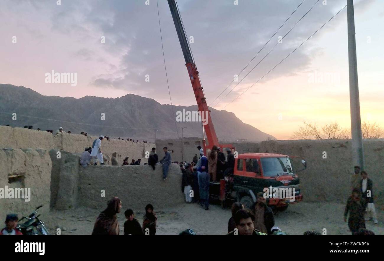 Funzionari di soccorso e persone locali impegnati in operazioni di salvataggio per salvare la vita di un bambino, che è caduto in una fogna in un pozzo, situato nella zona di Bostan a Quetta martedì 16 gennaio 2024. Foto Stock