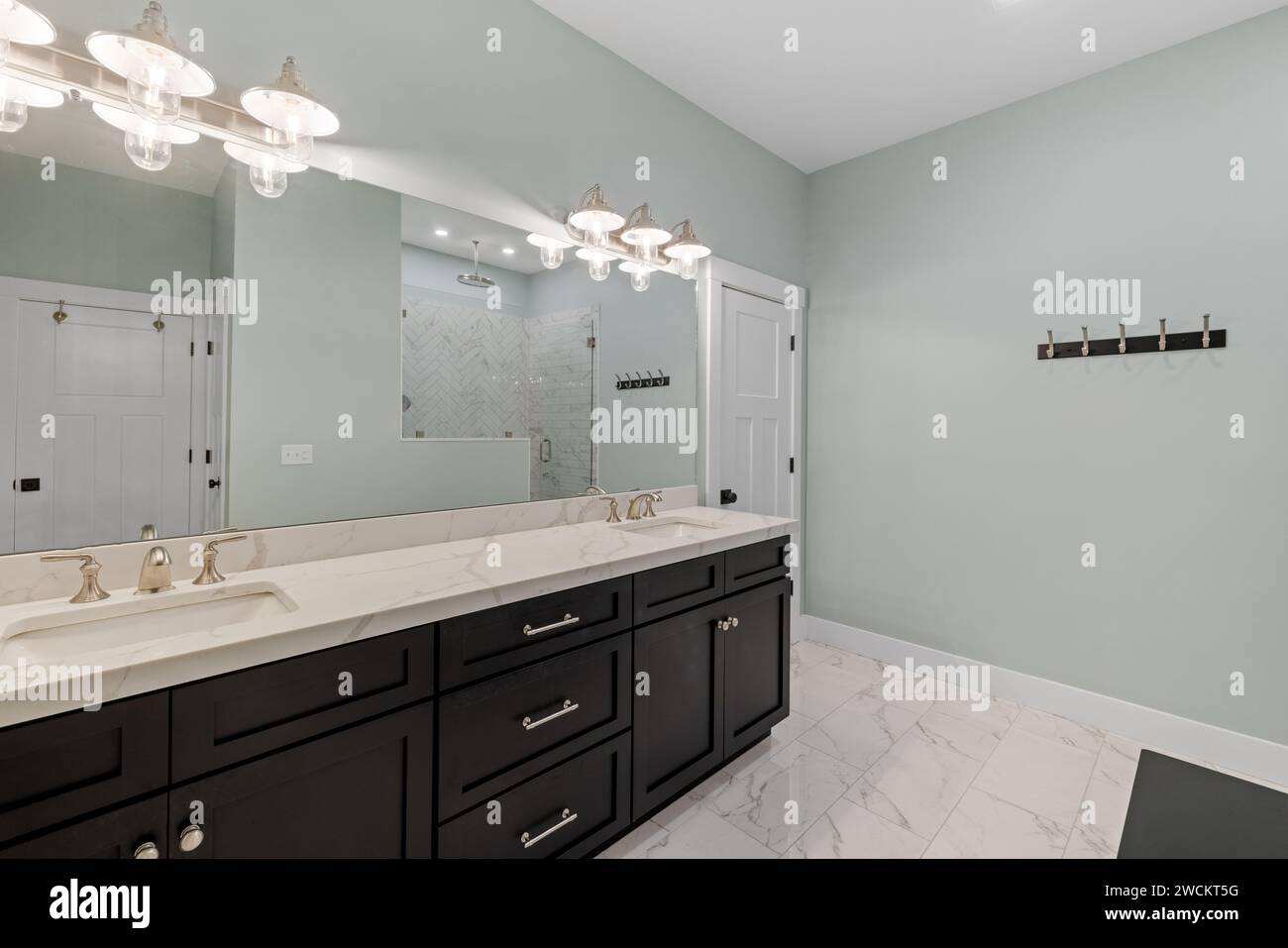 Bagno lussuoso con elegante ripiano in marmo e doppio lavandino Foto Stock