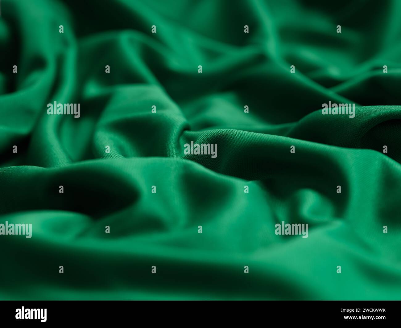 Uno sfondo di tessuto verde stropicciato. Primo piano. Foto Stock