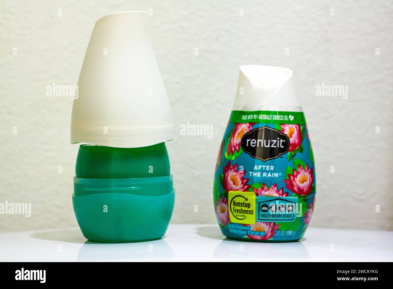 Foto di due deodoranti Renuzit per la casa, uno aperto e uno chiuso Foto Stock