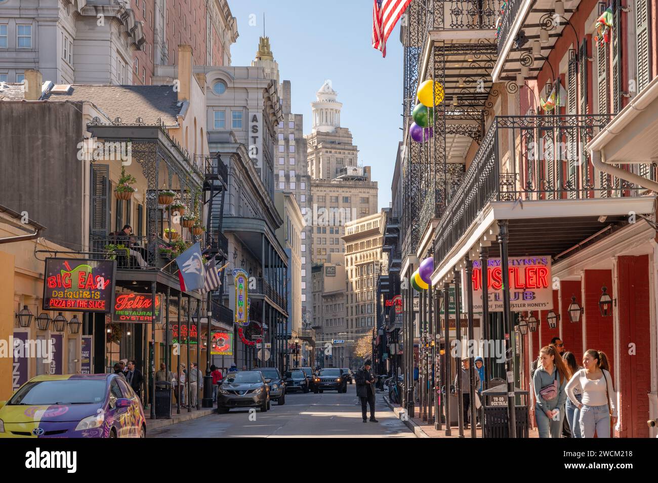 Vista su Bourbon Street verso il Central Business District, New Orleans, Louisiana, USA. Foto Stock