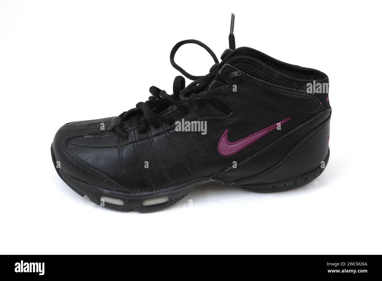 Sneaker Nike Air con Swoosh viola Foto Stock