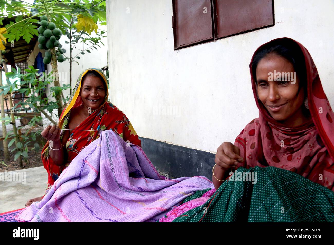 Donne rurali del Bangladesh che cuciscono e ricamano lenzuola, cuscini, tappeti, tovaglie e altri oggetti per la casa, che sono il loro sostentamento. Gucchogram, Jhinaigati, Sherpur. Bangladesh. Foto Stock