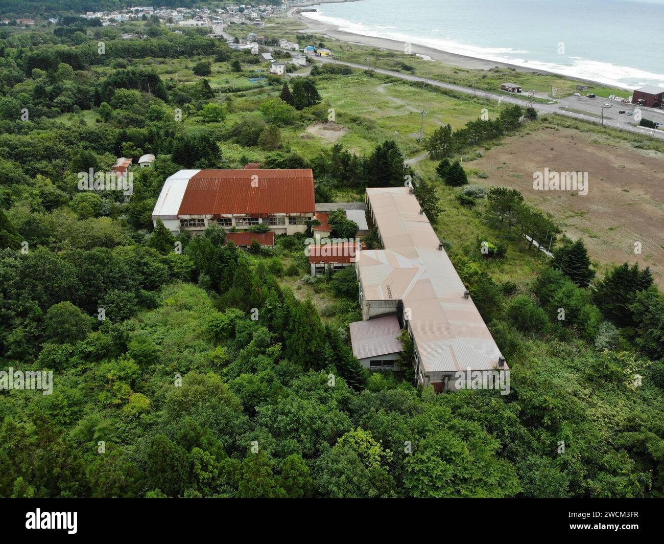 Complesso industriale abbandonato in mezzo alla foresta Foto Stock