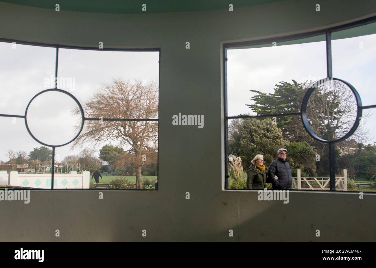 Dall'interno degli affascinanti rifugi art deco degli anni '1930 a Mewsbook Park Rustington guardando i passanti Foto Stock