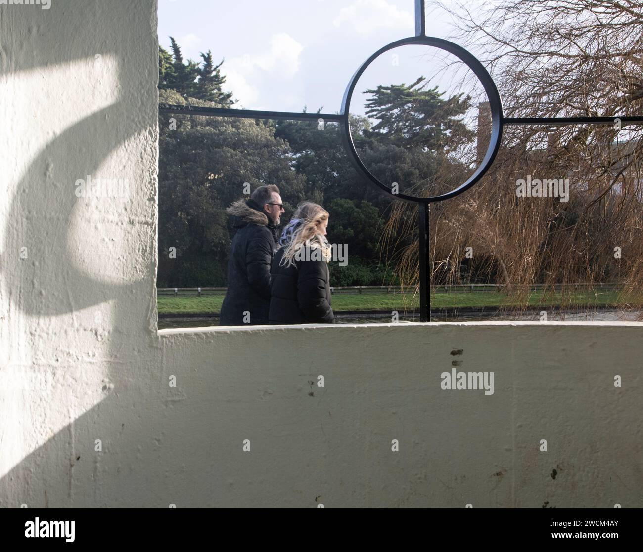 Dall'interno degli affascinanti rifugi art deco degli anni '1930 a Mewsbook Park Rustington guardando i passanti Foto Stock