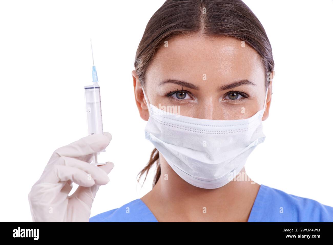 Donna, ritratto e medico con maschera facciale o siringa per la protezione, la salute e la sicurezza su uno sfondo bianco studio. Persona femminile, chirurgo o medico Foto Stock