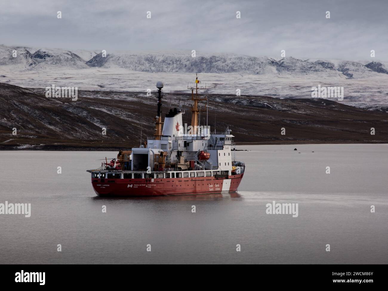 Il rompighiaccio canadese Henry Larsen a Pond Inlet nel passaggio a nord-ovest Foto Stock