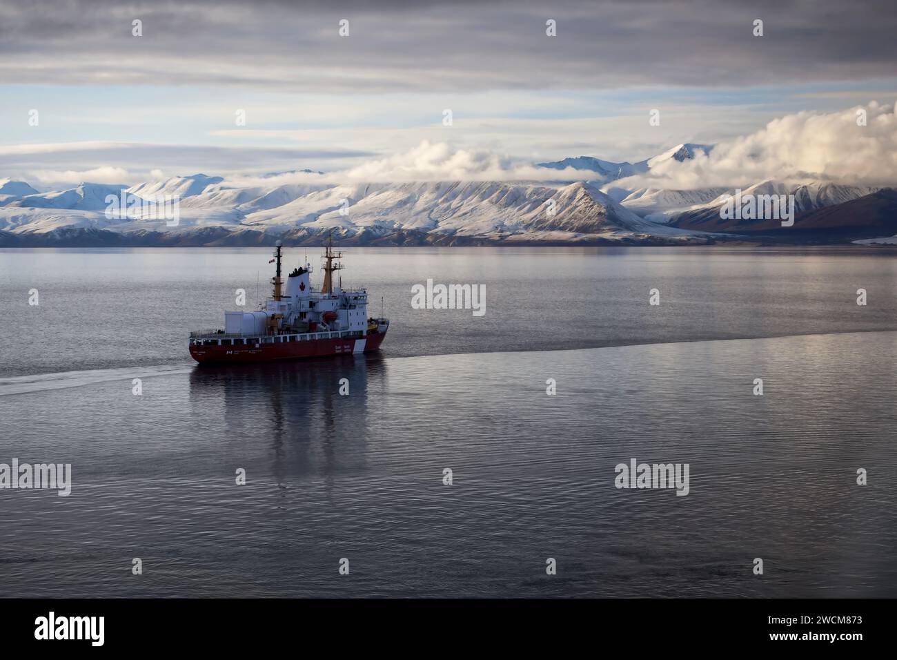 Il rompighiaccio canadese Henry Larsen a Pond Inlet nel passaggio a nord-ovest Foto Stock