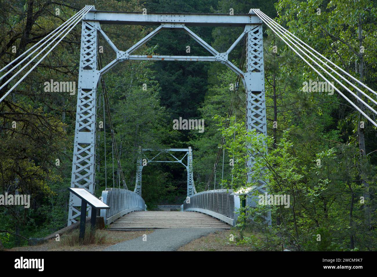 Sims Bridge al Sims Flat Campground, Shasta-Trinity National Forest, California Foto Stock