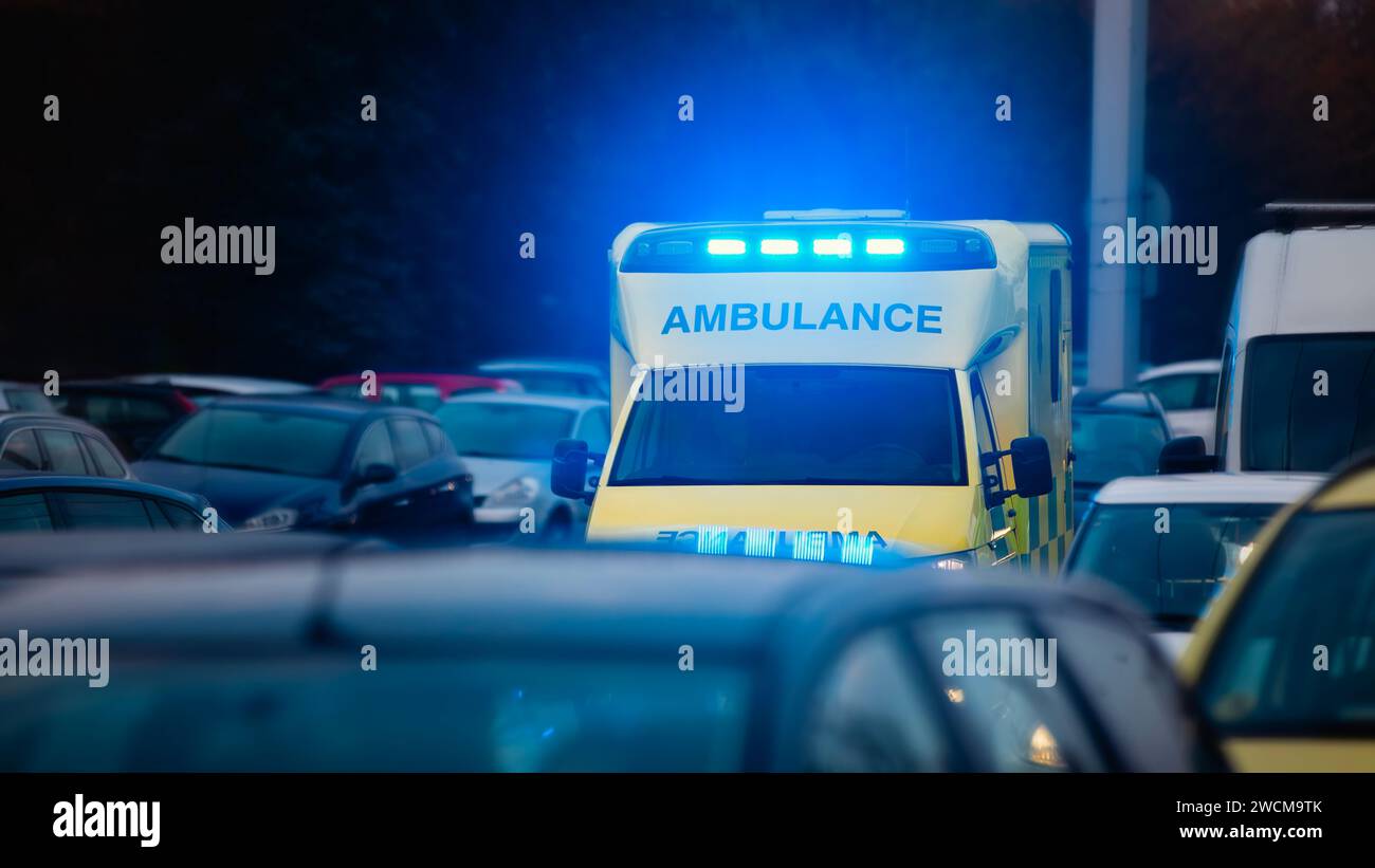 Auto ambulanza veloce di servizio medico di emergenza sulla strada trafficata della città. Temi assistenza sanitaria, salvataggio e urgenza. Foto Stock