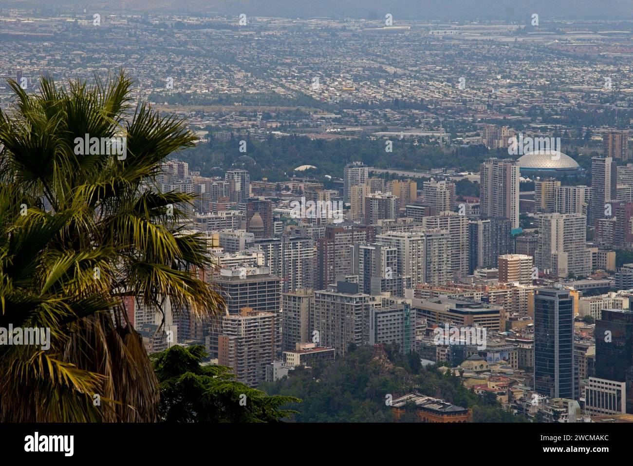 Santiago, Cile. 21 novembre 2023, viste su Santiago dal Colle di San Cristobal, parte delle attrazioni turistiche del Parco Metropolitano di Santiago. Foto Stock Santiago, Cile. 21 novembre 2023, viste su Santiago dal Colle di San Cristobal, parte delle attrazioni turistiche del Parco Metropolitano di Santiago. Foto Stock