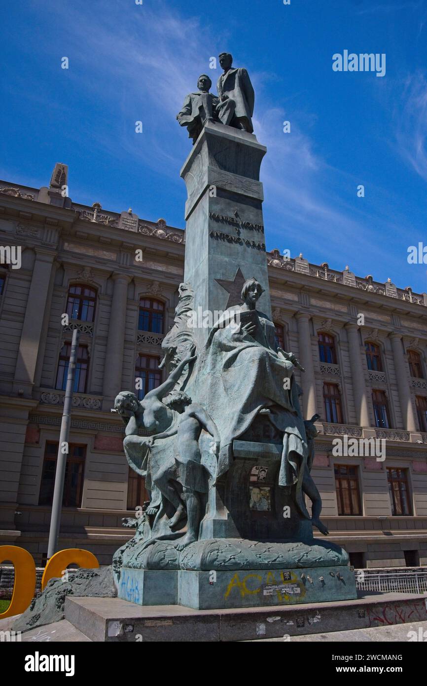 Santiago, Cile. 22 novembre 2023. Monumento a Manuel Montt e Antonio Varas di fronte ai tribunali di giustizia. Foto Stock