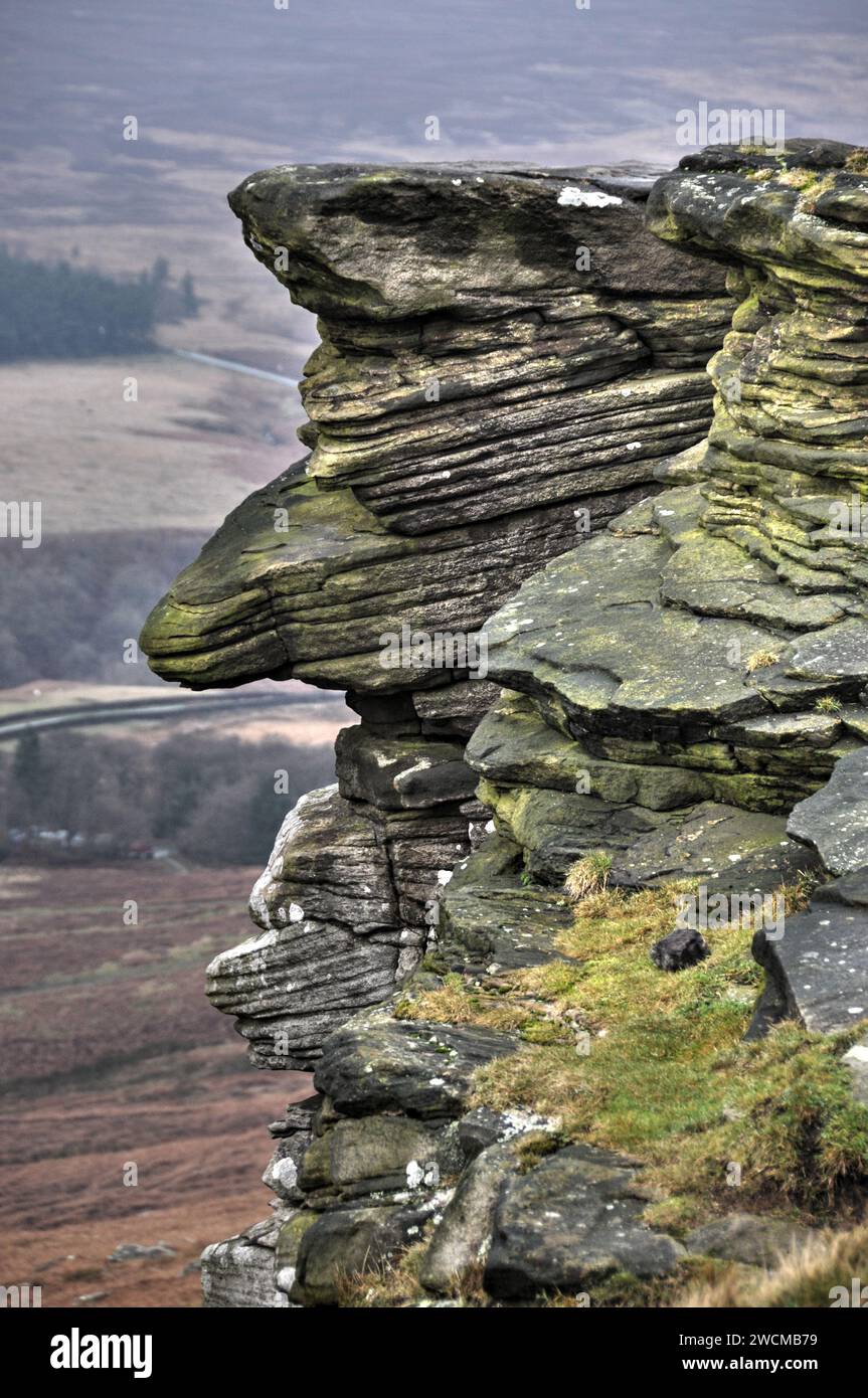 Stanage Edge, Derbyshire, è un luogo ideale per arrampicarsi o passeggiare tra massi di pietra gritosa erosi Foto Stock