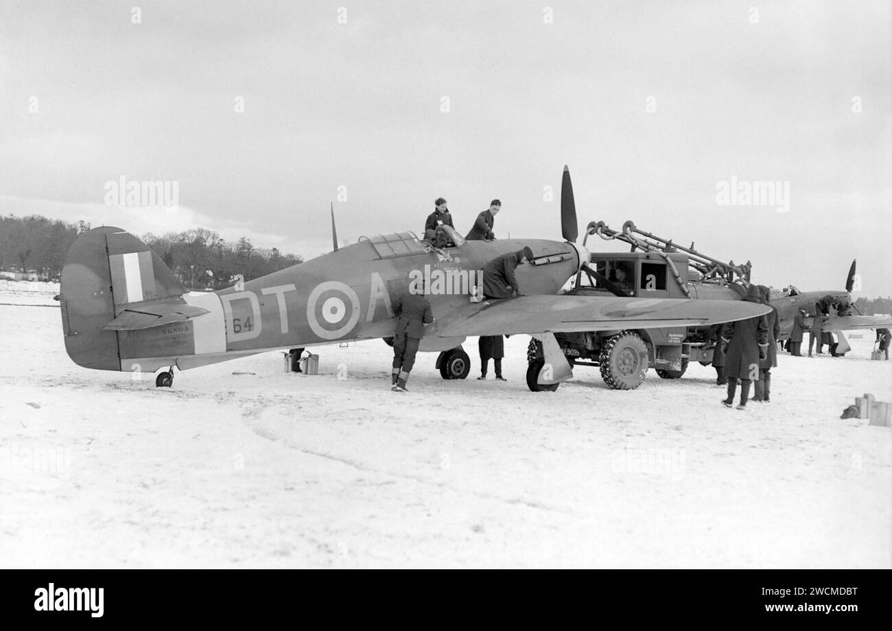 ROBERT STANFORD TUCK (1916-1987) ) pilota di caccia RAF altamente decorato ha il suo Mk i Hurricane DT-A seriale V6864 riarmato e rifornito a RAF Coltishall nel gennaio 1941 quando era Squadron leader del 257 (Birmania) Squadron. Foto Stock