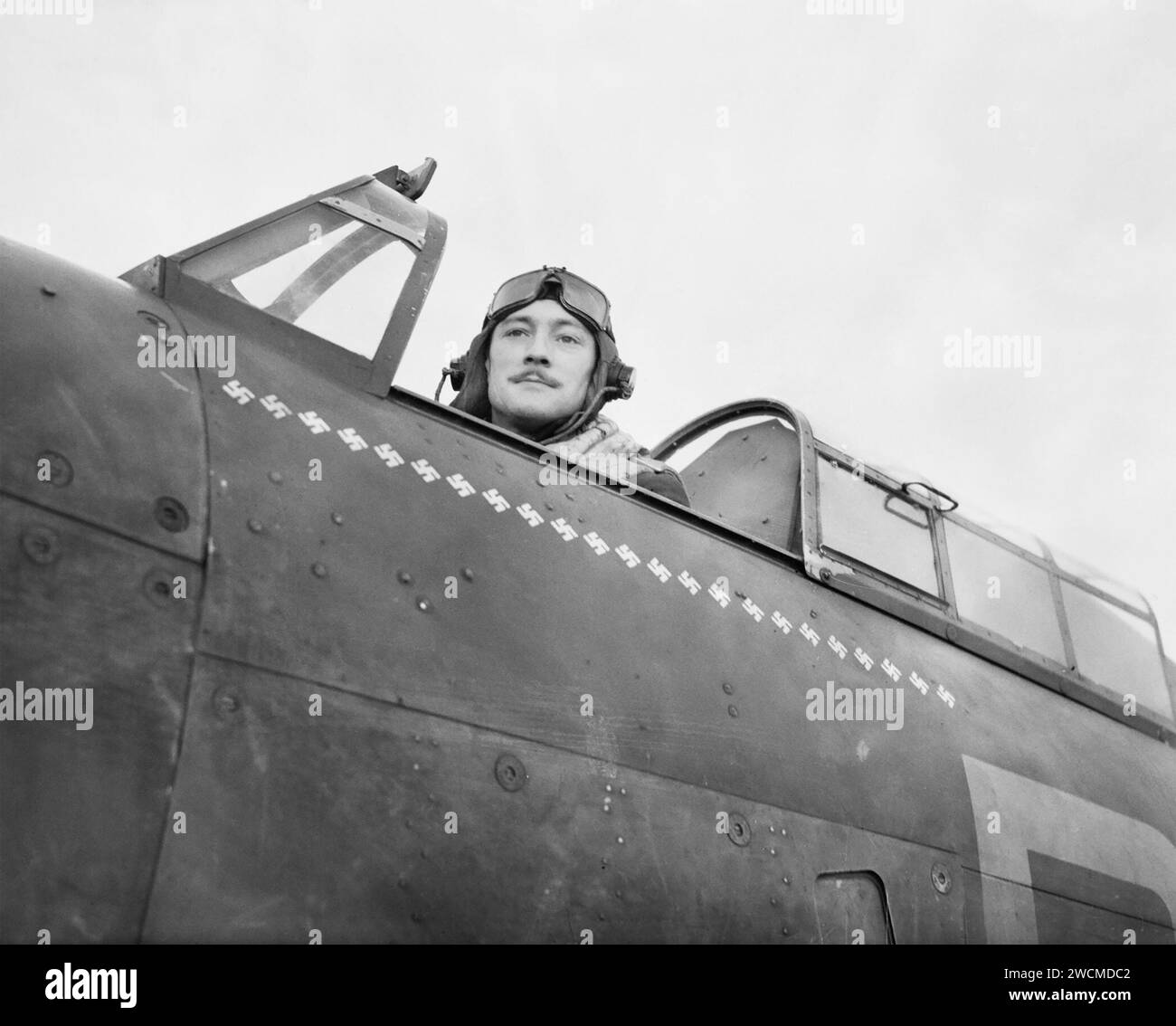 ROBERT STANFORD TUCK (1916-1987) pilota di caccia inglese della RAF nel suo uragano a Martlesham Heath nel novembre 1940 mentre comandava il 257 (Burma) Squadron Foto Stock