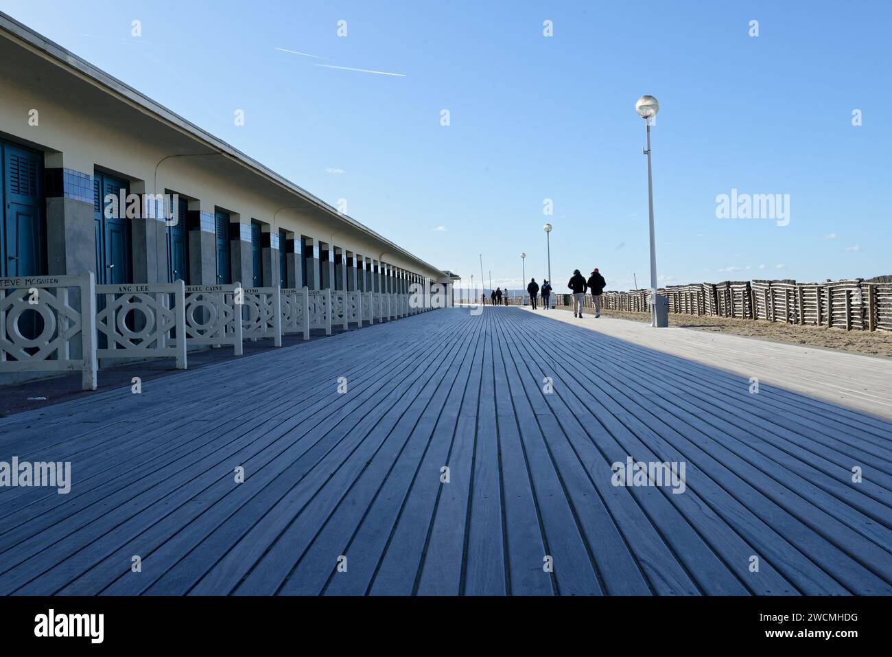 Deauville la station balnéaire francaise de luxe est située en Normandie dans le département du calvados. EN hiver Son Port et sa plage sont paisibles Foto Stock