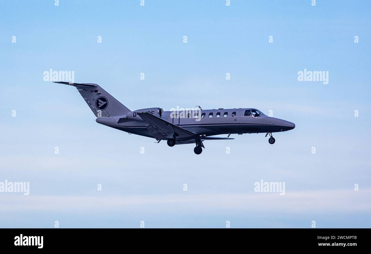 Hahn Air Eine Cessna 525b citazione CJ3 von Hahn Air befindet sich im Landeanflug auf den Flughafen Zürich. DAS Flugzeug ist in Düsseldorf gestartet. Registrazione D-CHRF. Zürich, Schweiz, 14.01.2024 *** Hahn Air A Hahn Air Cessna 525b Citation CJ3 è in avvicinamento all'aeroporto di Zurigo l'aeromobile è decollato dalla registrazione Düsseldorf D CHRF Zurigo, Svizzera, 14 01 2024 Foto Stock