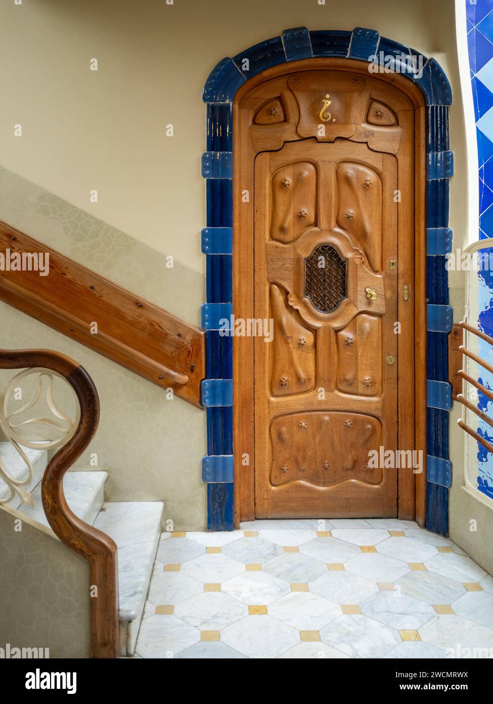 Pianerottolo Casa Batllo con porta e scala Foto Stock