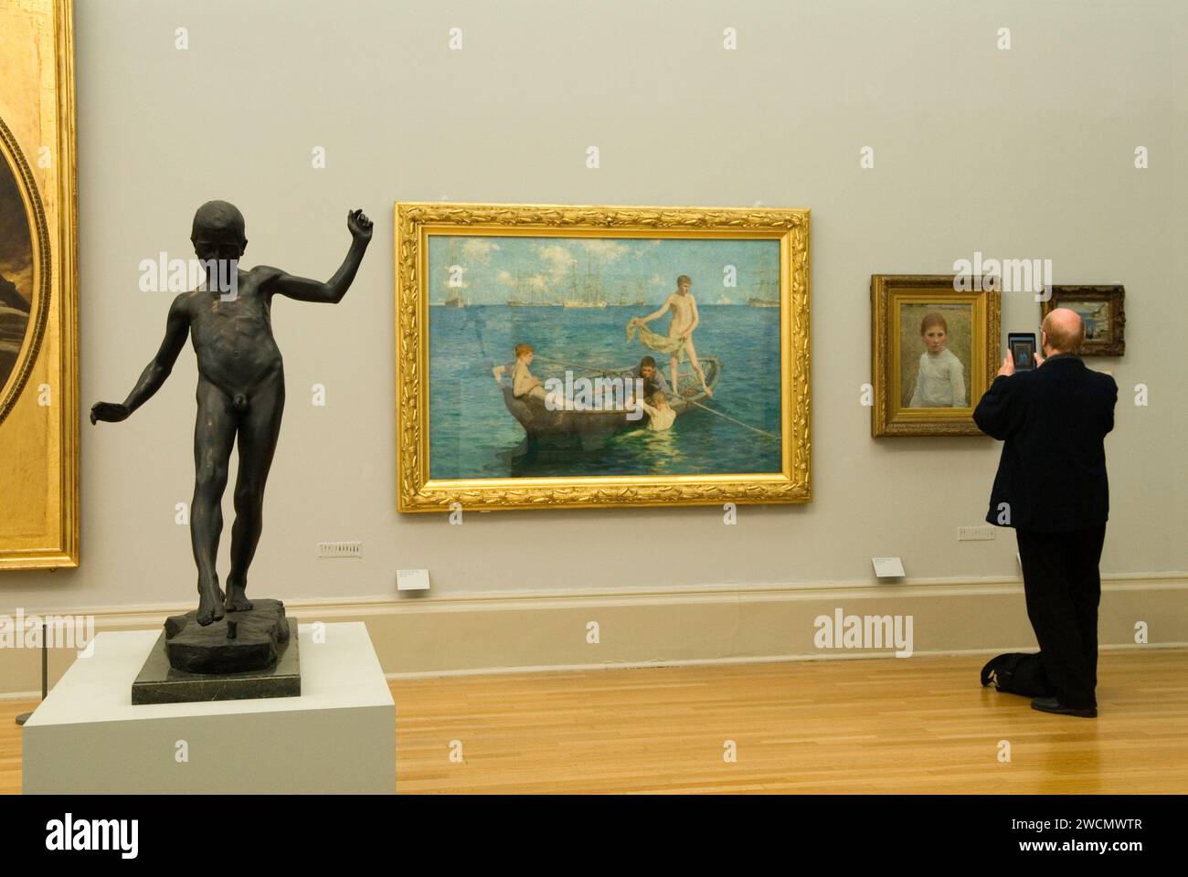 Guardando l'arte nella galleria d'arte Tate Britain, collezione permanente. Visitatore che fotografa un'opera d'arte. Millbank, Londra, Inghilterra, 25 maggio 2013. 2010 UK HOMER SYKES Foto Stock