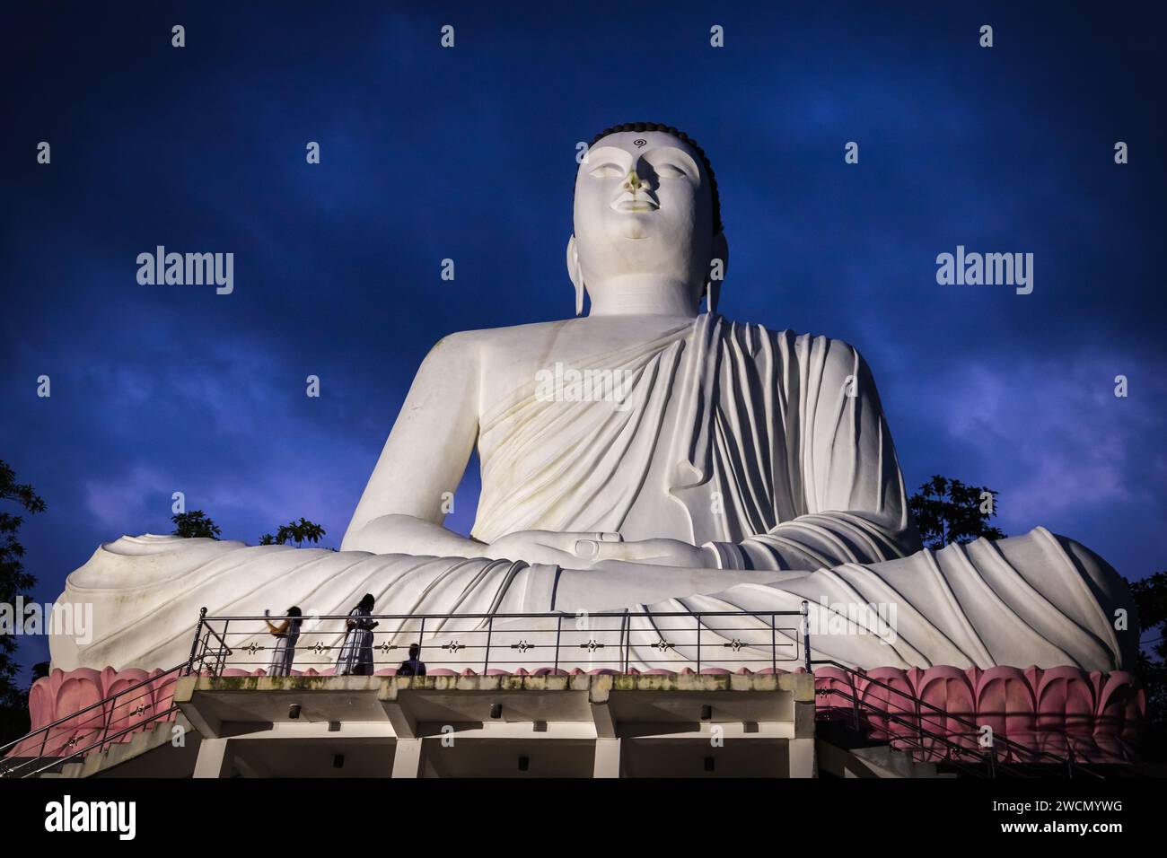 I turisti visitano la statua del Buddha bianco Korathota Raja Maha Viharaya, un tempio buddista situato a Korathota, vicino a Kaduwela, nel distretto di Colombo Foto Stock