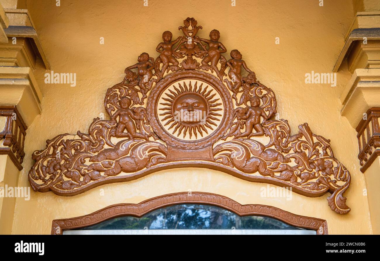 Elementi decorativi del Tempio di Gangaramaya, è uno dei templi più importanti di Colombo, Sri Lanka Foto Stock