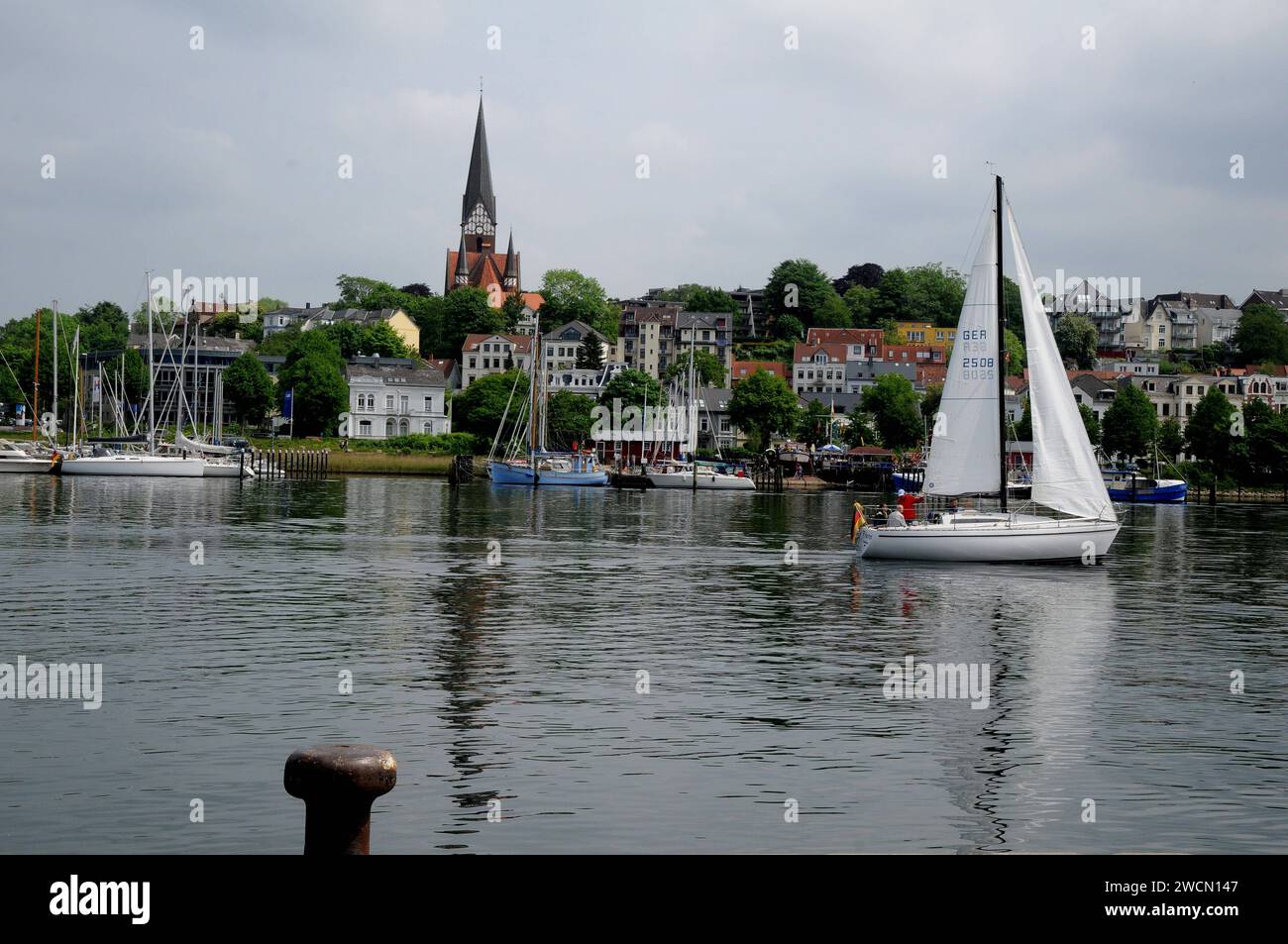 Flensborg/Flensburg Schleswig Holstein /Germary 19.maggio 2018 .Vista di Flensburg dalle barche laterali e dalle piccole imbarcazioni da viaggio. Foto: Francis Joseph Dean / Deanpicture. Foto Stock