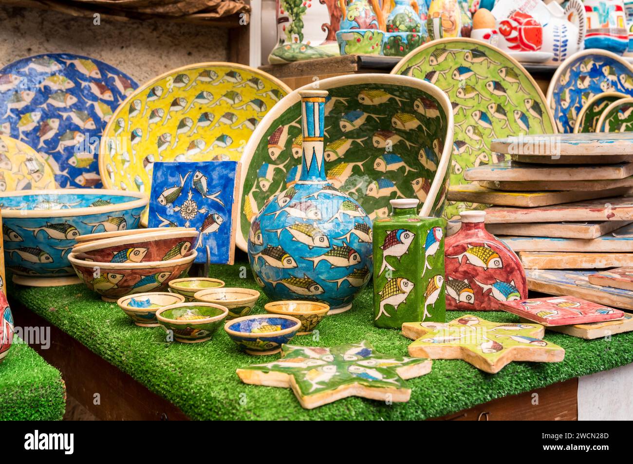 Prodotti tipici siciliani di ceramica fatti a mano in tipico negozio di souvenir nel centro storico di Erici, provincia di Trapani, Sicilia occidentale, Foto Stock