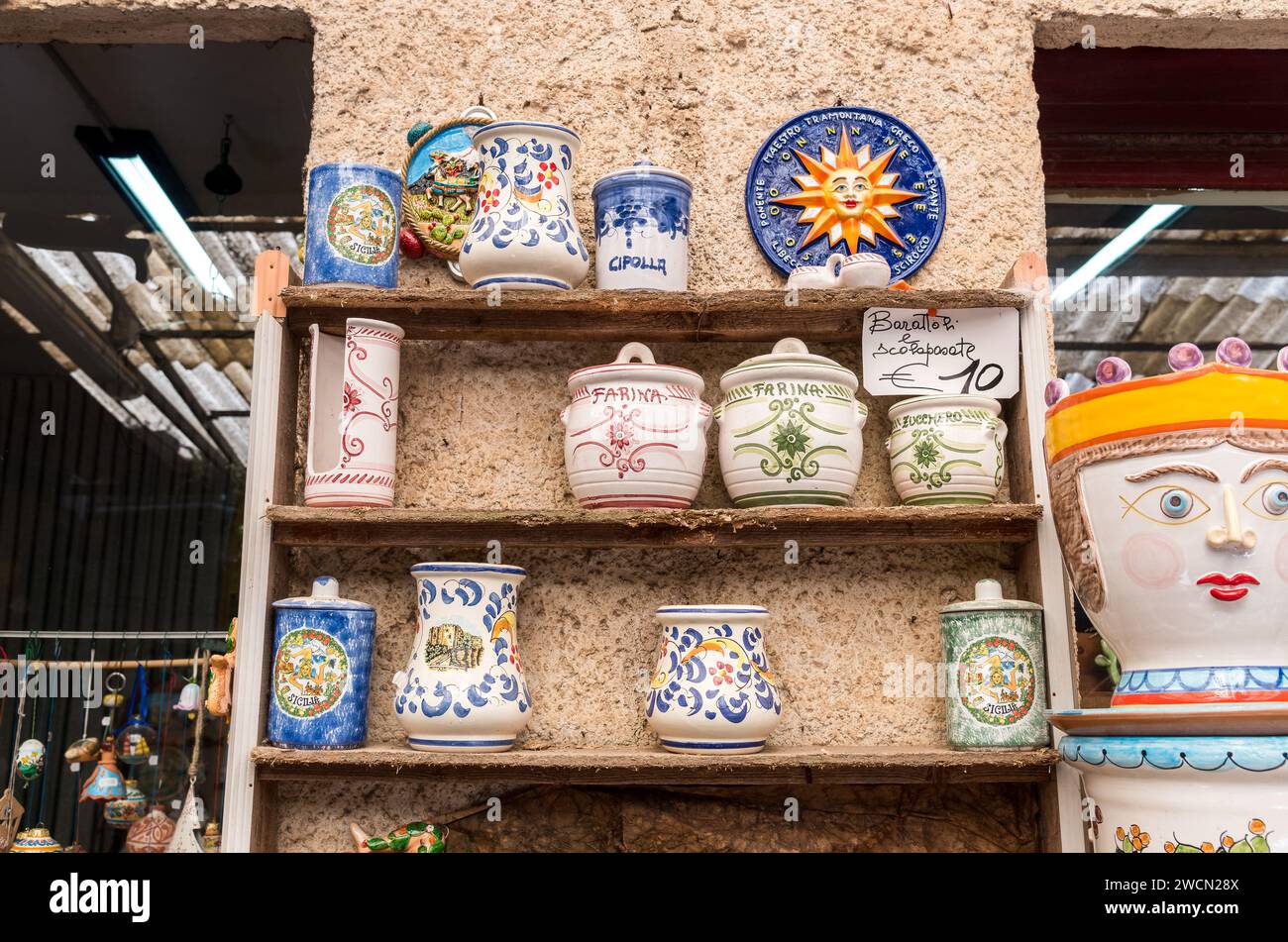 Prodotti tipici siciliani di ceramica fatti a mano in tipico negozio di souvenir nel centro storico di Erici, provincia di Trapani, Sicilia occidentale, Foto Stock